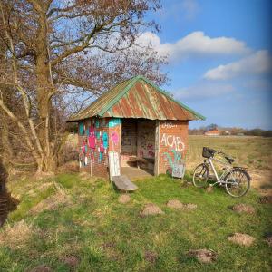 Massives Unterstellhäuschen Nähe Museumsbahnhof