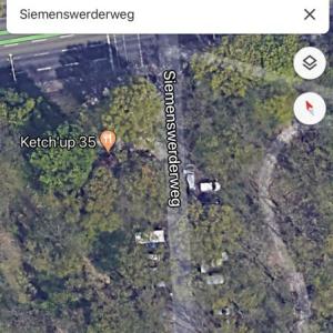 Ruhiger dunkler Parkplatz