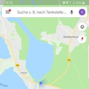 Sichtgeschützter parkplatz mit hütte