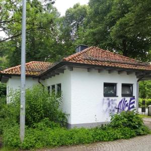 Parkplatz und Toiletten mit glory hole