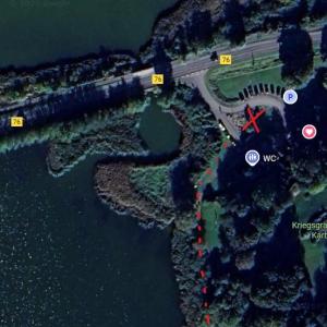 Parkplatz mit Wanderweg mit kleinen Bänken