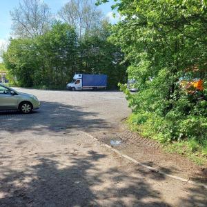 Waldgelegener Parkplatz an der Ems