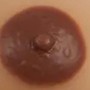 Grosse Brustwarzen und große Warzenhöfe