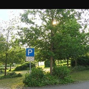 Parkplatz gegenüber vom Sportplatz