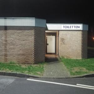 Toilette auf dem Parkplatz an der Brunnenstraße